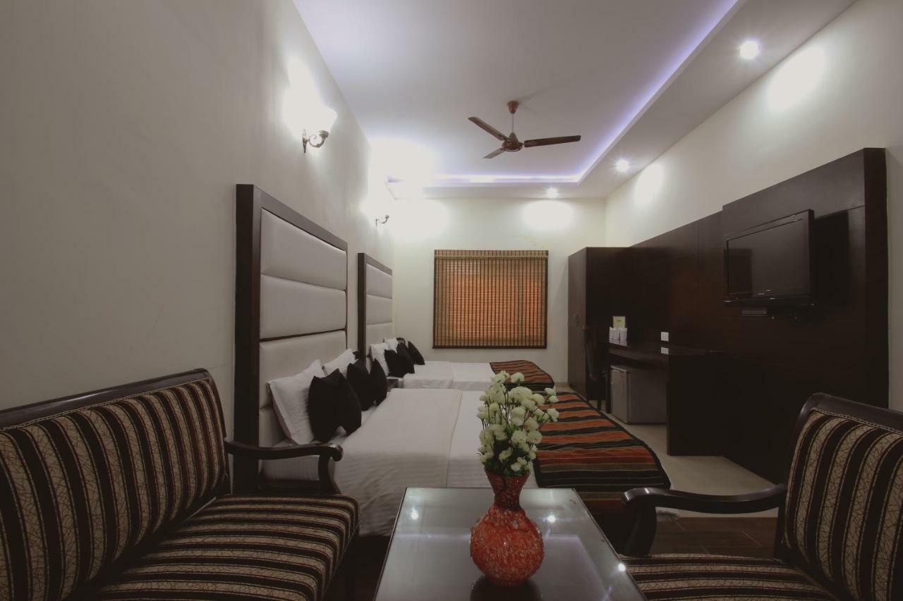 Hotel Mohan International New Delhi Exteriör bild