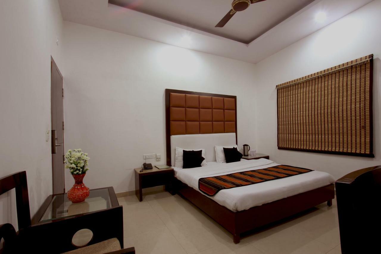 Hotel Mohan International New Delhi Exteriör bild