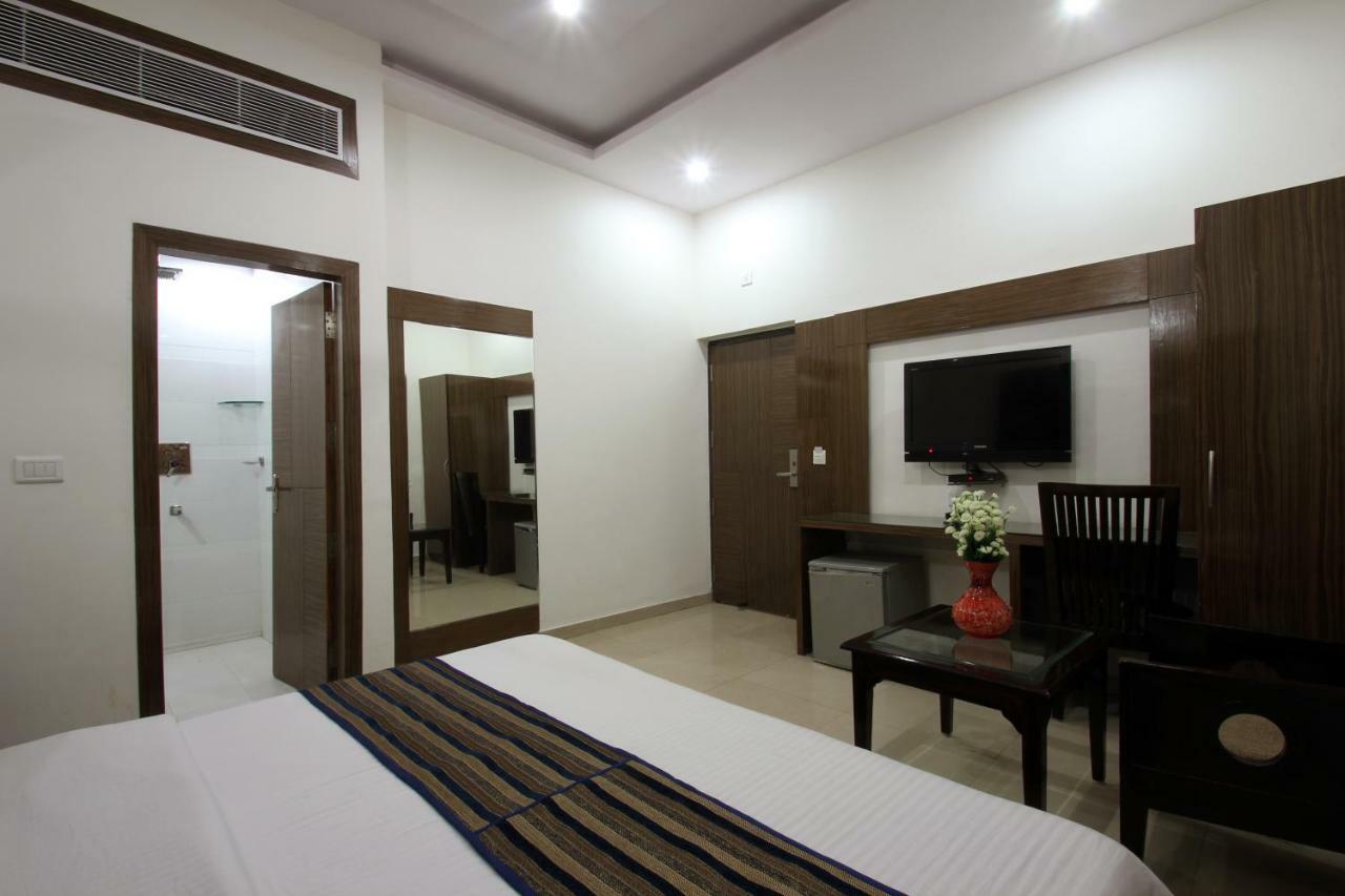 Hotel Mohan International New Delhi Exteriör bild