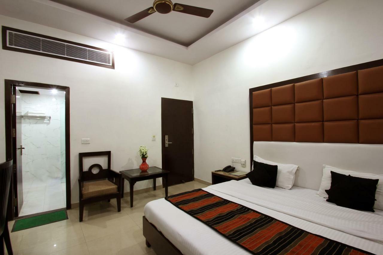 Hotel Mohan International New Delhi Exteriör bild