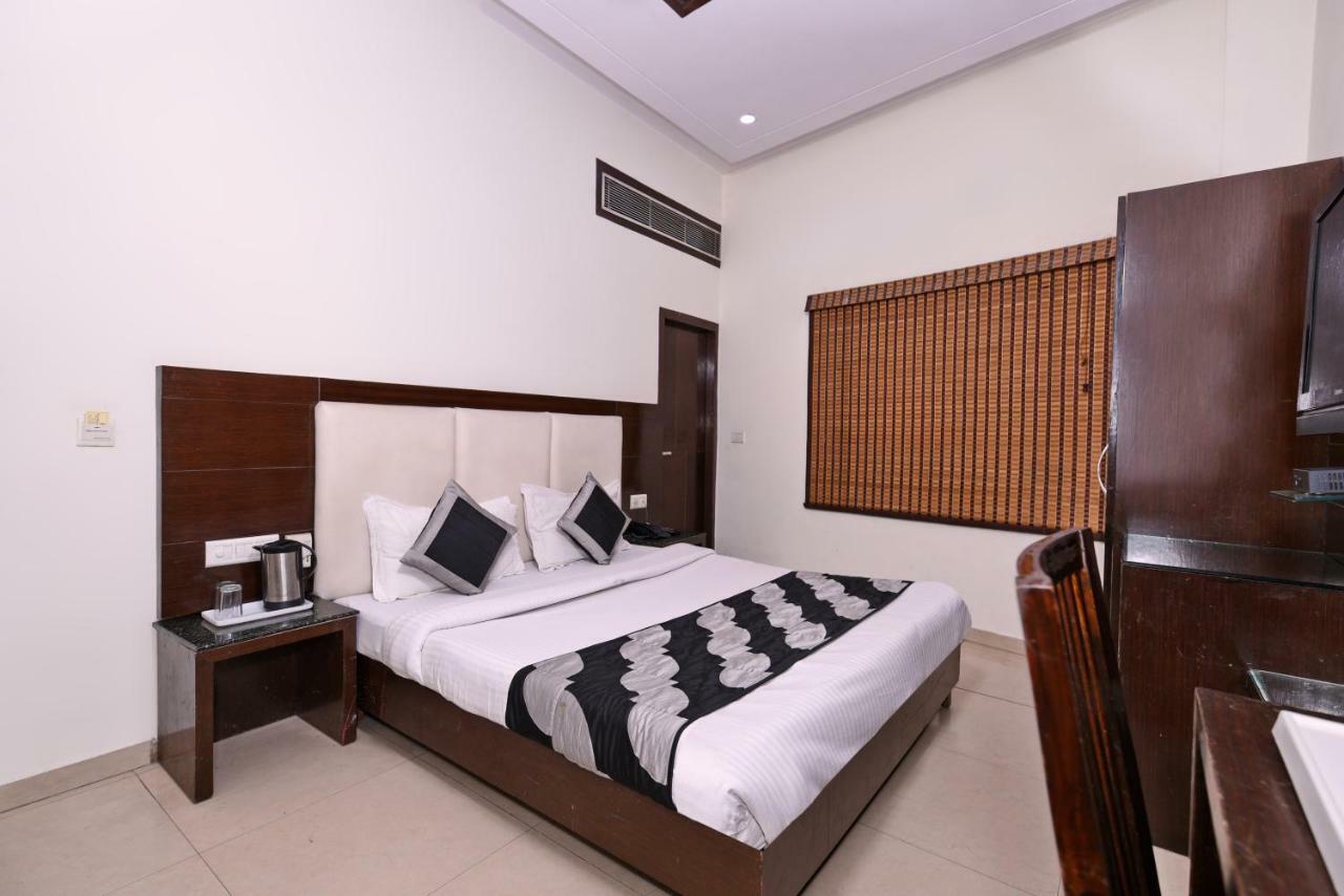 Hotel Mohan International New Delhi Exteriör bild